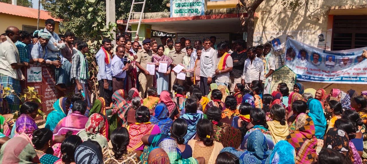 ೧೧ ವೈಎಲ್‌ಬಿ ೦೧ಯಲಬರ‍್ಗಾ ತಾಲೂಕಿನ ತುಮ್ಮರಗುದ್ದಿಯಲ್ಲಿ ಅಕ್ರಮ ಮದ್ಯ ಮಾರಾಟ ತಡೆದು ಮದ್ಯ ಮುಕ್ತ ಗ್ರಾಮವನ್ನಾಗಿ ಮಾಡಬೇಕೆಂದು ಕರವೇ (ಎಚ್.ಶಿವರಾಮೇಗೌಡ ಬಣ) ನೇತೃತ್ವದಲ್ಲಿ ಸರ‍್ವಜನಿಕರು, ಮಹಿಳೆಯರು ಬೃಹತ್ ಪ್ರತಿಭಟನೆ ನಡೆಸಿದರು. | Kannada Prabha