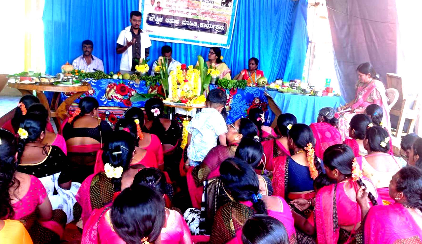 12ಕೆಎಂಎನ್‌ಡಿ-1ಕಿಕ್ಕೇರಿ ಹೋಬಳಿಯ ಗೋವಿಂದನಹಳ್ಳಿ ಗ್ರಾಮದಲ್ಲಿ ಧರ್ಮಸ್ಥಳ ಯೋಜನೆಯ ಚಿಗುರು ಜ್ಞಾನವಿಕಾಸ ಸಂಸ್ಥೆಯಿಂದ ಪೌಷ್ಠಿಕಾಂಶಭರಿತ ಆಹಾರ ತಯಾರಿಕೆ ಪ್ರಾತ್ಯಕ್ಷಿಕೆ ಕಾರ್ಯಕ್ರಮ ನಡೆಯಿತು. ಗಂಗಾಧರ್, ಕುಮಾರ್, ನಂದಿನಿ, ಮೀನಾಕ್ಷಿ ಹಾಜರಿದ್ದರು. | Kannada Prabha