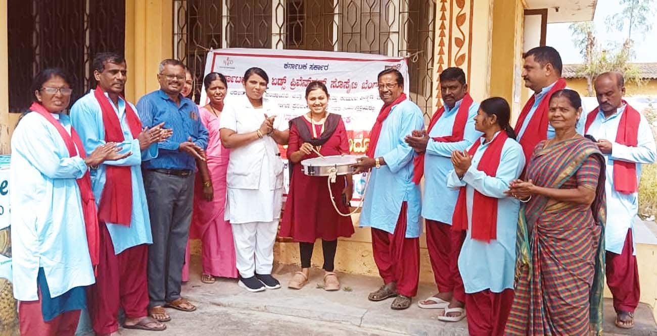 12ಕೆಎಂಎನ್‌ಡಿ-3ಮಂಡ್ಯ ತಾಲೂಕು ಕೆರಗೋಡು ಪ್ರಾಥಮಿಕ ಆರೋಗ್ಯ ಕೇಂದ್ರದ ವತಿಯಿಂದ ನಡೆದ ಎಚ್‌ಐವಿ, ಏಡ್ಸ್ ಜಾಗೃತಿ ಕಾರ್ಯಕ್ರಮವನ್ನು ಪ್ರಾಥಮಿಕ ಆರೋಗ್ಯ ಕೇಂದ್ರದ ವೈದ್ಯಾಧಿಕಾರಿ ಡಾ.ಭವ್ಯ ಉದ್ಘಾಟಿಸಿದರು. | Kannada Prabha