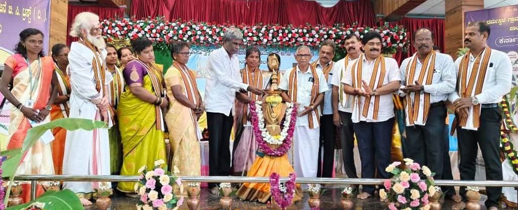 ಧರ್ಮಸ್ಥಳ ಗ್ರಾಮಾಭಿವೃದ್ಧಿ ಯೋಜನೆಯ ಪಾಂಡೇಶ್ವರ ವಲಯ ಒಕ್ಕೂಟಗಳ ಪದಗ್ರಹಣವನ್ನು ಸಂಸದ ಕೋಟ ಉದ್ಘಾಟಿಸಿದರು | Kannada Prabha