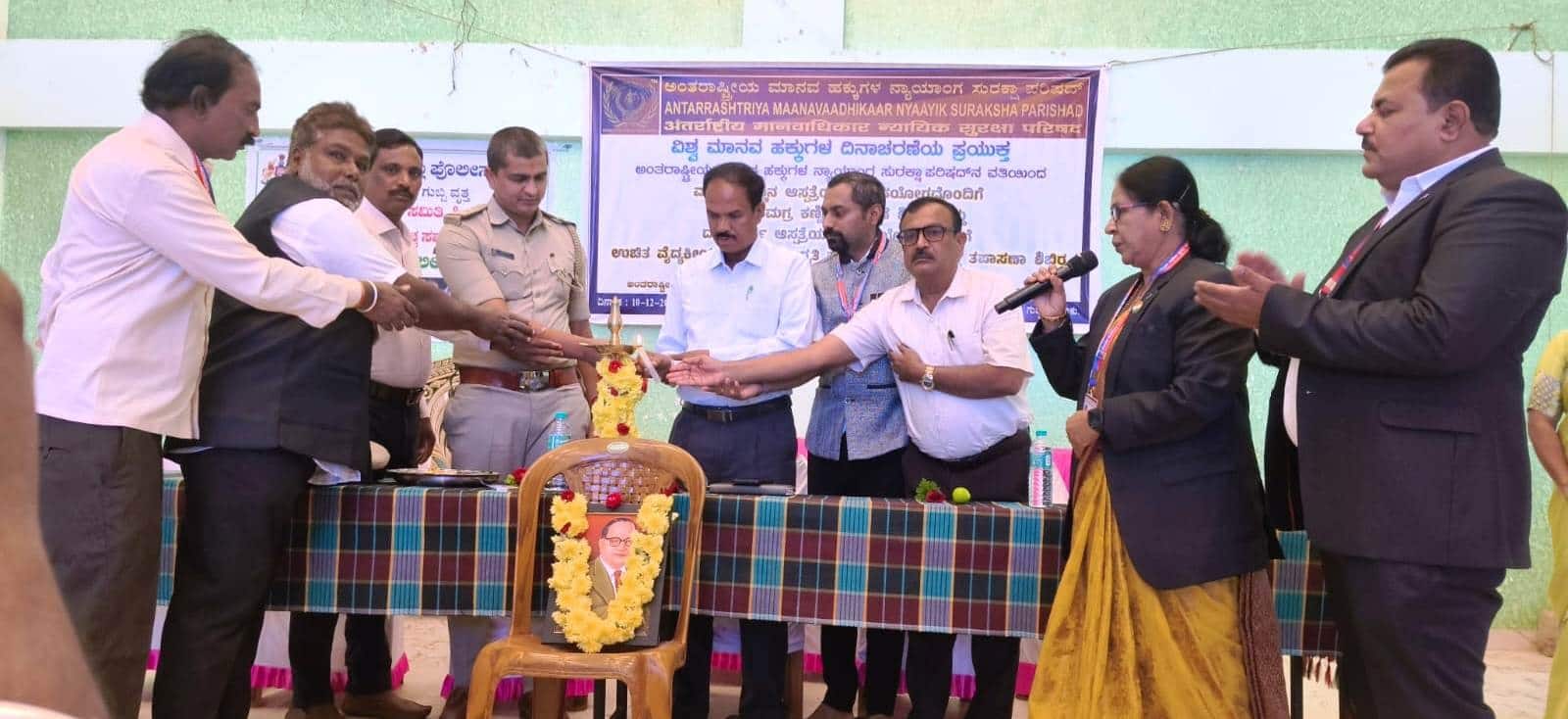 ಗುಬ್ಬಿ ತಾಲೂಕಿನ ಕೆ ಜಿ ಟೆಂಪಲ್ ಬೃಂದಾವನ ಇಂಗ್ಲಿಷ್ ಹೈ ಸ್ಕೂಲ್ ನಲ್ಲಿ ಆಯೋಜಿಸಿದ ಅಂತರಾಷ್ಟ್ರೀಯ ಮಾನವ ಹಕ್ಕುಗಳ ನ್ಯಾಯಾಂಗ ಸುರಕ್ಷಾ ಪರಿಷದ್, ವಾಸನ್ ಕಣ್ಣಿನ ಆಸ್ಪತ್ರೆ, ದಯಾಸ್ಪರ್ಶ ಆಸ್ಪತ್ರೆ ಹಾಗೂ ತುಮಕೂರು ಜಿಲ್ಲಾ ಪೊಲೀಸ್ ವತಿಯಿಂದ ಉಚಿತ ಕಣ್ಣಿನ ಸಮಗ್ರ ತಪಾಪಣೆ ಹಾಗೂ ರಕ್ತದಾನ ಶಿಬಿರ ಉದ್ಘಾಟಿಸಿದ ಸಿ.ಎಸ್ ಪುರ ಪೊಲೀಸ್ ಠಾಣೆಯ ಪಿಎಸ್‌ಐ ಧರ್ಮಾಂಜಿ. | Kannada Prabha