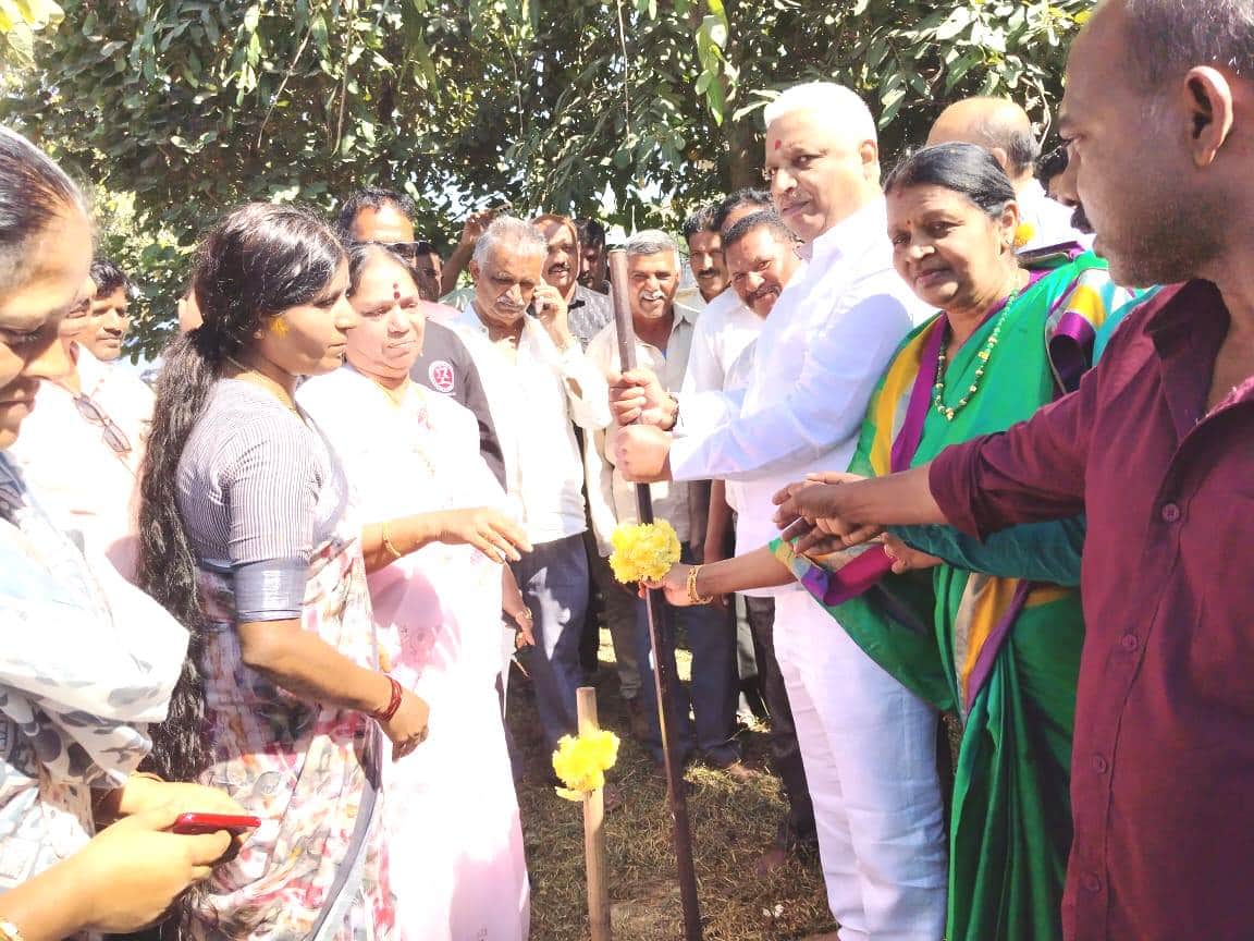 ಭದ್ರಾವತಿ ನಗರಸಭೆ ವ್ಯಾಪ್ತಿಯ ವಿವಿಧೆಡೆ ೧೫ನೇ ಹಣಕಾಸು ಮತ್ತು ಎಸ್‌ಎಫ್‌ಸಿ ಯೋಜನೆಯಡಿ, ಕೇಂದ್ರ ಪುರಸ್ಕೃತ ಅಮೃತ್-೨ ಯೋಜನೆಯಡಿ ವಿವಿಧ ಕಾಮಗಾರಿಗಳಿಗೆ ಶಂಕುಸ್ಥಾಪನೆ ಮತ್ತು ೧.೨೦ ಕೋ.ರು. ವೆಚ್ಚದಲ್ಲಿ ನೂತನವಾಗಿ ನಿರ್ಮಿಸಲಾಗಿರುವ ಗ್ಯಾಸ್ ಬರ್ನಿಂಗ್ ಚಿತಗಾರ ಹಾಗು ೩.೪೮ ಕೋ. ರು. ವೆಚ್ಚದಲ್ಲಿ ನಿರ್ಮಿಸಲಾಗಿರುವ ಜಾಕ್ವೆಲ್ ಮತ್ತು ಇಂಟೆಕ್ ವೆಲ್  ಉದ್ಘಾಟನೆ ಗುರುವಾರ  ಕರ್ನಾಟಕ ಗ್ರಾಮೀಣ ಮೂಲ ಸೌಕರ್ಯ ಅಭಿವೃದ್ಧಿ ನಿಗಮದ ಅಧ್ಯಕ್ಷರಾದ ಶಾಸಕ ಬಿ.ಕೆ ಸಂಗಮೇಶ್ವರ್ ನೆರವೇರಿಸಿದರು. | Kannada Prabha