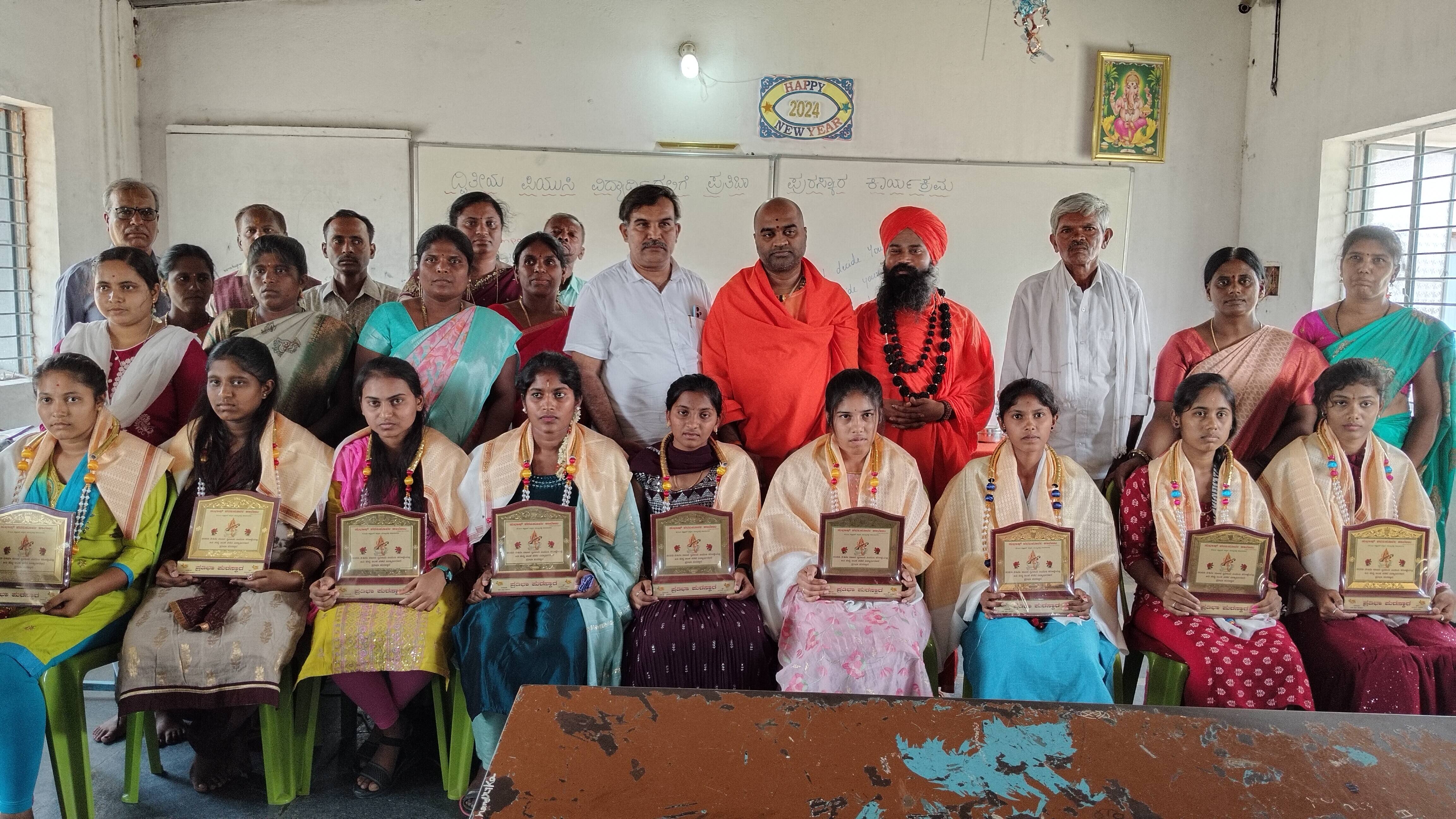 ಕೊರಟಗೆರೆ ಪಟ್ಟಣದ ಸುಭಾಷ್ ಪಿಯು ಕಾಲೇಜಿನಲ್ಲಿ ಏರ್ಪಡಿಸಿದ್ದ ಪ್ರತಿಭಾ ಪುರಸ್ಕಾರ ಕಾರ್ಯಕ್ರಮದಲ್ಲಿ ಶ್ರೀ ವೀರಭಧ್ರಶಿವಾಚಾರ್ಯಸ್ವಾಮೀಜಿ, ಶ್ರೀ ಹನುಮಂತನಾಥಸ್ವಾಮೀಜಿ ಸೇರಿದಂತೆ ಇನ್ನಿತರರು. | Kannada Prabha