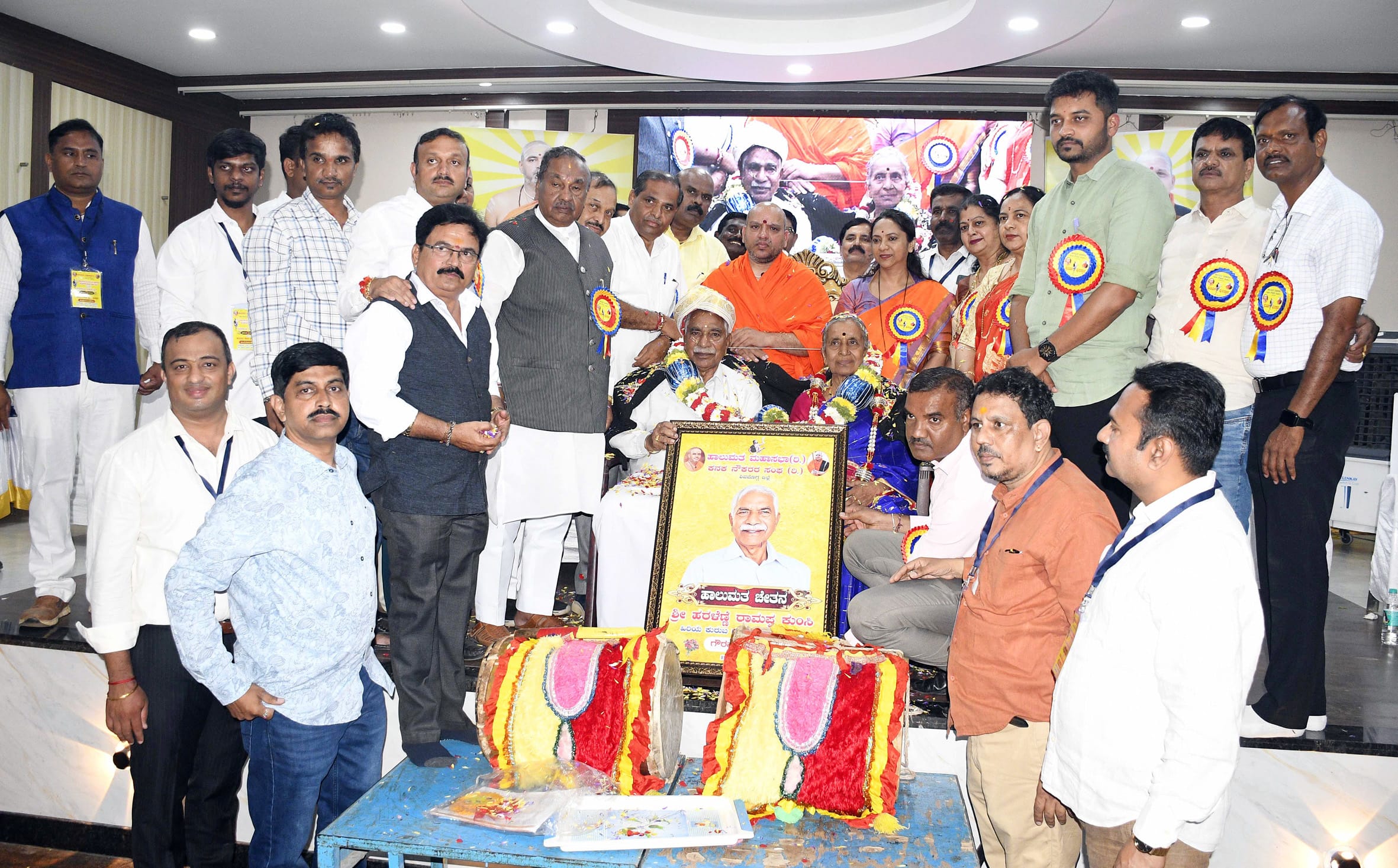 ಪೋಟೋ: 12ಎಸ್‌ಎಂಜಿಕೆಪಿ01ಶಿವಮೊಗ್ಗದ ಸರ್ಕಾರಿ ನೌಕರರ ಭವನದಲ್ಲಿ ಹಾಲುಮತ ಮಹಾಸಭಾ ಮತ್ತು ಕನಕ ನೌಕರರ ಸಂಘದ ವತಿಯಿಂದ ಆಯೋಜಿಸಿದ್ದ ಕುರುಬ ಸಮಾಜದ ವಿದ್ಯಾರ್ಥಿಗಳಿಗೆ ಪ್ರತಿಭಾ ಪುರಸ್ಕಾರ ಮತ್ತು ಹಾಲುಮತ ಚೇತನ ಪ್ರಶಸ್ತಿ ಪ್ರದಾನ ಕಾರ್ಯಕ್ರಮದಲ್ಲಿ ಸಮಾಜಸೇವೆ ಸಲ್ಲಿಸಿದ ಸಮಾಜದ ಹಿರಿಯ ಮುಖಂಡ ಹರಳೆಣ್ಣೆ ರಾಮಪ್ಪ ಕುಂಸಿ ಅವರಿಗೆ ಹಾಲುಮತ ಚೇತನ ಪ್ರಶಸ್ತಿ ನೀಡಿ ಪುರಸ್ಕರಿಸಲಾಯಿತು. | Kannada Prabha