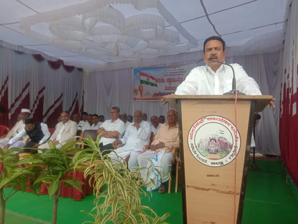 ಸ್ವಾತಂತ್ರ್ಯೋತ್ಸವ ಕಾರ್ಯಕ್ರಮದಲ್ಲಿ ಶಾಸಕ ಸಿ.ಸಿ. ಪಾಟೀಲ ಮಾತನಾಡಿದರು. | Kannada Prabha