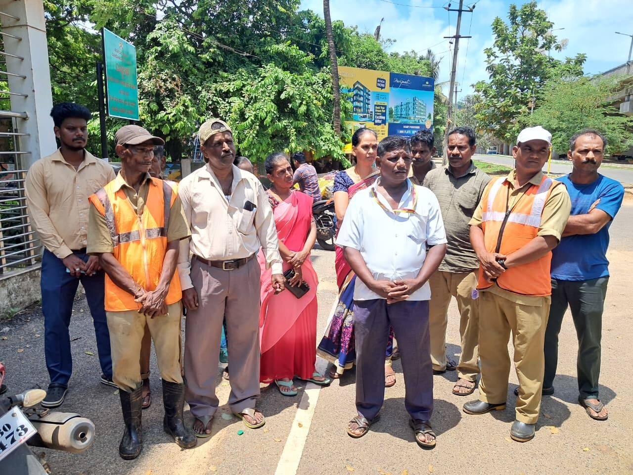 ಕಾರವಾರ ನಗರಸಭೆಯ 42 ಪೌರಕಾರ್ಮಿಕರು ಗುರುವಾರ ಜಿಲ್ಲಾಧಿಕಾರಿಗೆ ಮನವಿ ಸಲ್ಲಿಸಿದರು. | Kannada Prabha