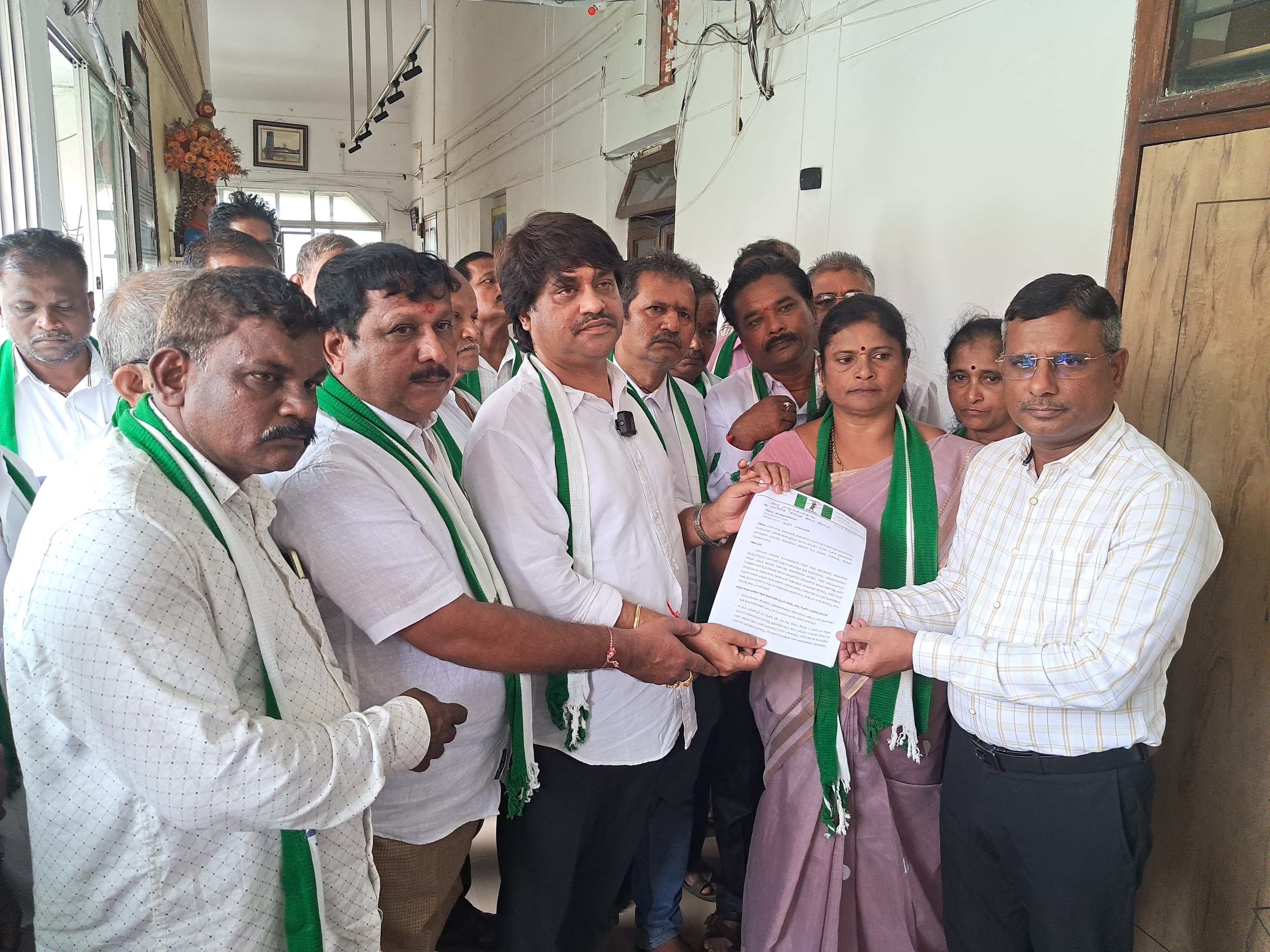ಕಾರವಾರದಲ್ಲಿ ಉತ್ತರ ಕನ್ನಡ ಜಿಲ್ಲಾ ಜೆಡಿಎಸ್ ಘಟಕದಿಂದ ಅಪರ ಜಿಲ್ಲಾಧಿಕಾರಿಗೆ ಮನವಿ ಸಲ್ಲಿಸಲಾಯಿತು. | Kannada Prabha