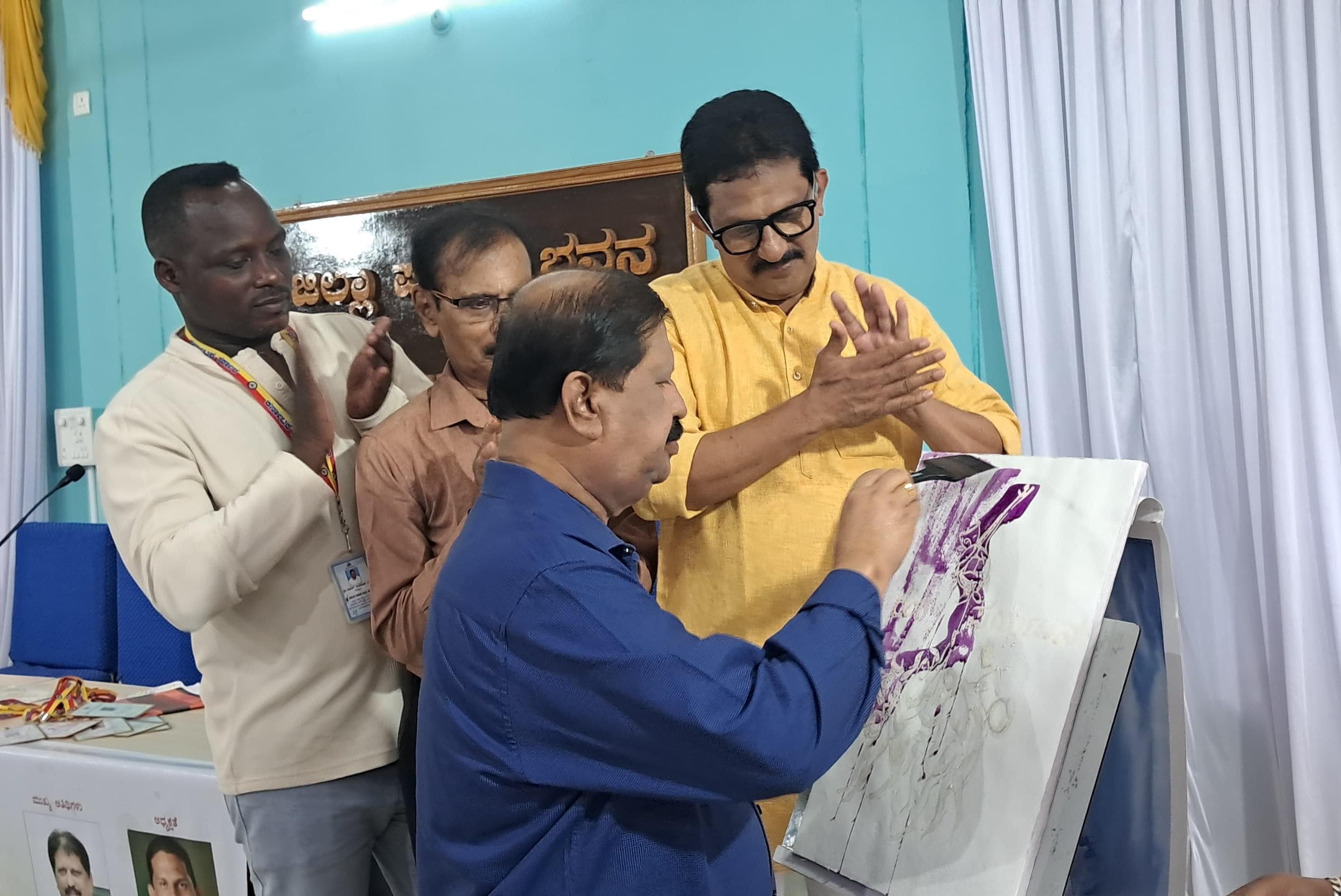 ರಂಗ ಪರ್ಯಟನೆ–ಕೊಂಕಣಿ ಕರಾವಳಿಯಲ್ಲಿ ಚಿತ್ರಕಲಾ ಪರ್ಯಟನೆ ಕಾರ್ಯಕ್ರಮಕ್ಕೆ ಕಾರವಾರದಲ್ಲಿ ಚಾಲನೆ ನೀಡಲಾಯಿತು. | Kannada Prabha