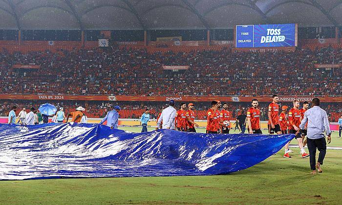 ಐಪಿಎಲ್‌ ಟೂರ್ನಿಯ ಯಶಸ್ಸಿಗೆ ಶ್ರಮಿಸಿದ ಪಿಚ್‌ ಕ್ಯುರೇಟರ್‌ಗಳು, ಮೈದಾನ ಸಿಬ್ಬಂದಿ.  | Kannada Prabha