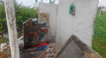 ಫೋಟೋ: 29 ಹೆಚ್‌ಎಸ್‌ಕೆ 4ಹೊಸಕೋಟೆ ತಾಲೂಕಿನ ದಳಸೆಗೆರೆ ಗ್ರಾಮದಲ್ಲಿ ಆಂಜನೇಯ ಸ್ವಾಮಿ ಗುಡಿ ಹಾಗೂ ವಿಗ್ರಹ ಧ್ವಂಸ ಮಾಡಿರುವುದು. ಸ್ಥಳಕ್ಕೆ ಪೊಲೀಸರು ಭೇಟಿ ನೀಡಿ ಪರಿಶೀಲನೆ ನಡೆಸಿದರು. | Kannada Prabha