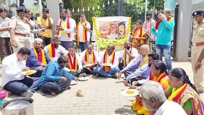 29ಕೆಡಿವಿಜಿ1, 2, 3-ಕಾವೇರಿ ನೀರಿನ ವಿಚಾರದಲ್ಲಿ ಕರ್ನಾಟಕಕ್ಕೆ ಅನ್ಯಾಯವಾಗಿದ್ದನ್ನು ಖಂಡಿಸಿ ದಾವಣಗೆರೆಯಲ್ಲಿ ಶುಕ್ರವಾರ ಸ್ಟಾಲಿನ್‌, ಮೋದಿ, ಸಿದ್ದರಾಮಯ್ಯ ಅಣಕು ಕೈಲಾಸ ಸಮಾರಾಧನೆ ಮಾಡಿ, ತಿಥಿಯೂಟ ಸೇವಿಸುವ ಮೂಲಕ ವಿನೂತನ ಪ್ರತಿಭಟನೆ ನಡೆಸಿದ ಕರವೇ. | Kannada Prabha