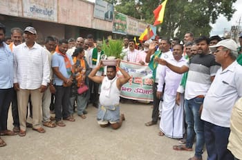 29ಕೆಜಿಎಲ್35ಕೊಳ್ಳೇಗಾಲದಲ್ಲಿ ನಡೆದ ಕಾವೇರಿ ಪ್ರತಿಭಟನೆಯಲ್ಲಿ ನಗರಸಭೆ ಮಾಜಿ ಸದಸ್ಯ ಮಧು ತಲೆಮೇಲೆ ಖಾಲಿ ಚೆಂಬು, ಪೈರನ್ನಿಟ್ಟುಕೊಂಡು ಗಮನ ಸೆಳೆದರು. ಮಾಜಿ ಸಚಿವ ಎನ್ ಮಹೇಶ್, ಮಾಜಿ ಶಾಸಕ ಎಸ್ ಬಾಲರಾಜು ಇನ್ನಿತರಿದ್ದರು. | Kannada Prabha