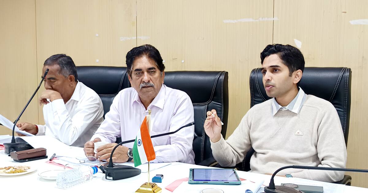 start english medium in urdu schools: dc mohammad roshan