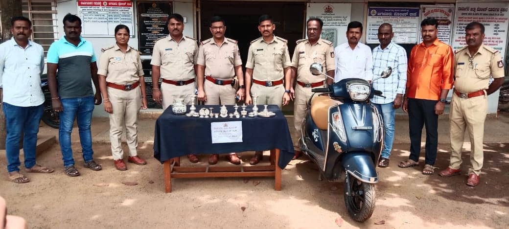 31ಕೆಡಿವಿಜಿ2-ಜಗಳೂರು ಪಟ್ಟಣದ ಮನೆಗಳ್ಳತನ ನಡೆದ 24 ಗಂಟೆಯಲ್ಲೇ ಅಂತರ ಜಿಲ್ಲಾ ದರೋಡೆ, ಮನೆಗಳ್ಳತನ ಪ್ರಕರಣದ ಮೂವರು ಆರೋಪಿಗಳನ್ನು ಬಂಧಿಸಿ, 3 ಲಕ್ಷ ಮೌಲ್ಯದ ಬೆಳ್ಳಿ ಆಭರಣ, ಸ್ಕೂಟಿ, ಕಬ್ಬಿಣದ ರಾಡು ಜಪ್ತು ಮಾಡಿದ ಜಗಳೂರು ಪೊಲೀಸ್ ಅಧಿಕಾರಿ, ಸಿಬ್ಬಂದಿ. | Kannada Prabha